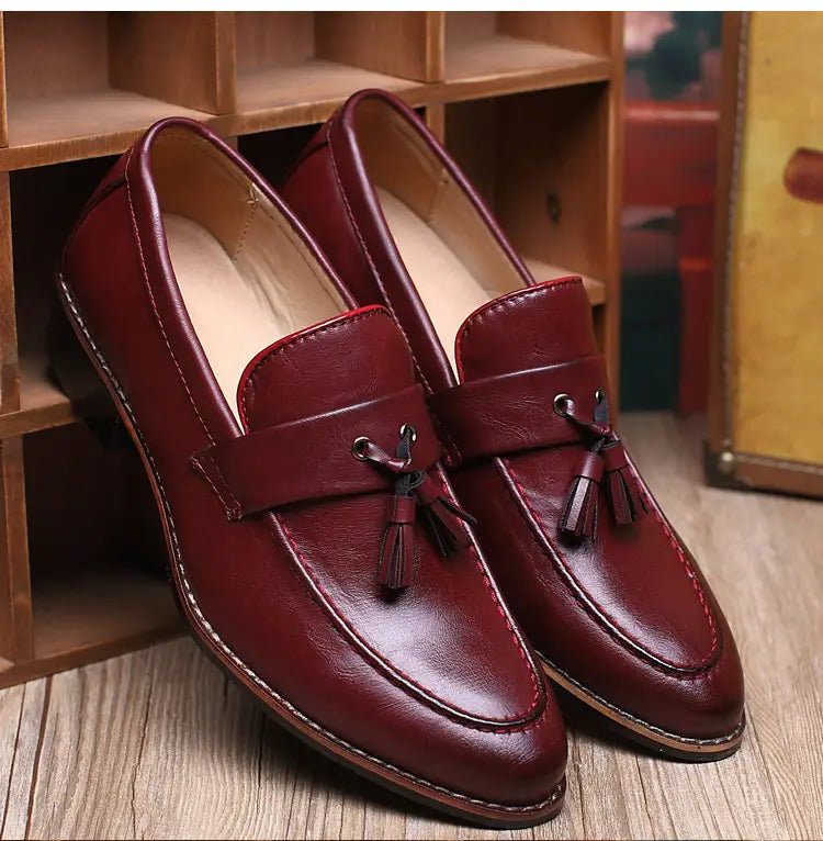 Herren-Britische Retro-Lederloafer mit Quasten in Burgunderrot mit polierter Oberfläche und kontrastierenden Nähten.