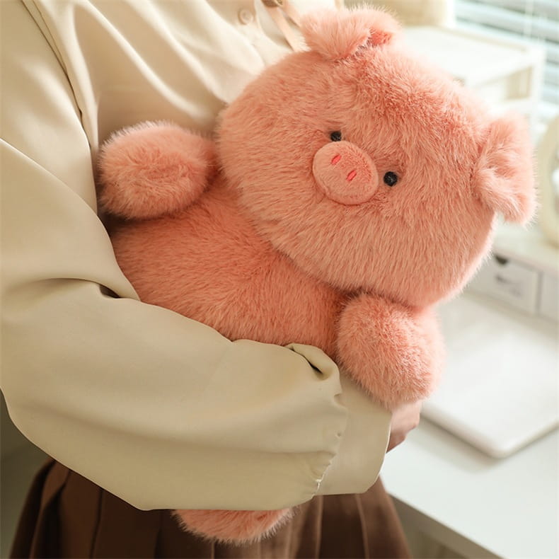 平らに寝かせた、もっちりした動物のぬいぐるみで、ふわふわした毛並みと刺繍の黒い目を備えたやわらかな、ふかふかのピンクのブタのデザイン。