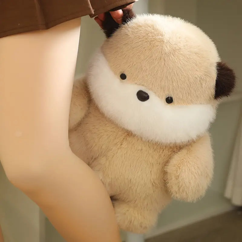 黒いボタン状の目と耳を備え、平らに寝かせた、かわいらしいベージュと白のもっちりした動物のぬいぐるみのカワウソのソフトな詰め物人形。