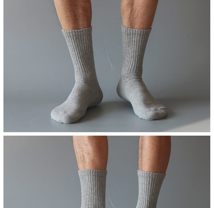Chaussettes de sport en coton éponge épaissi gris, tricotées côtelées, mettant en valeur le design du côté avant.
