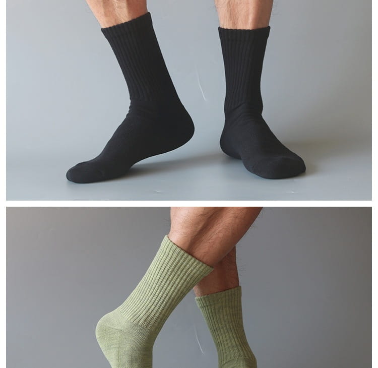 Chaussettes mi-mollet en tricot côtelé en coton noir et vert olive, provenant du lot de chaussettes en coton épaissi à base éponge, conçues pour le confort et la durabilité.