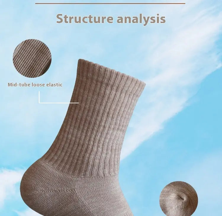 Chaussette de sport beige mi-mollet en coton épaissi à base éponge, avec texture côtelée et revers élastique ample.