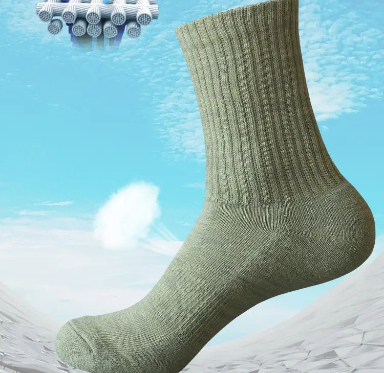 Chaussette de sport en coton épaissi à base éponge verte olive, tricotée côtelée, présentée du côté arrière, dans un lot conçu pour la durabilité et le confort.