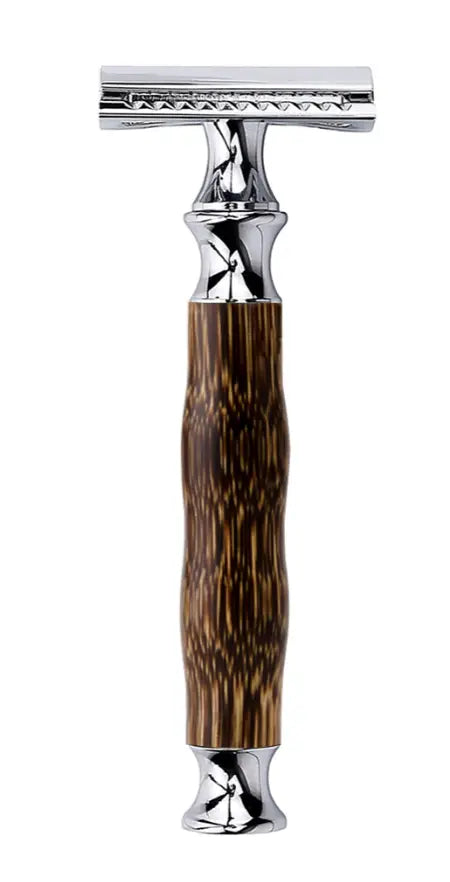 「Bamboo Safety Razor Retro Manual Shaving Kit（竹製セーフティ・レザー レトロ手動シェービングキット）」に由来する、洗練された濃い茶色の竹製ハンドル（自然な木目模様）と、ポリッシュドクロームのヘッドを備えたクラシックなセーフティ・レザー。