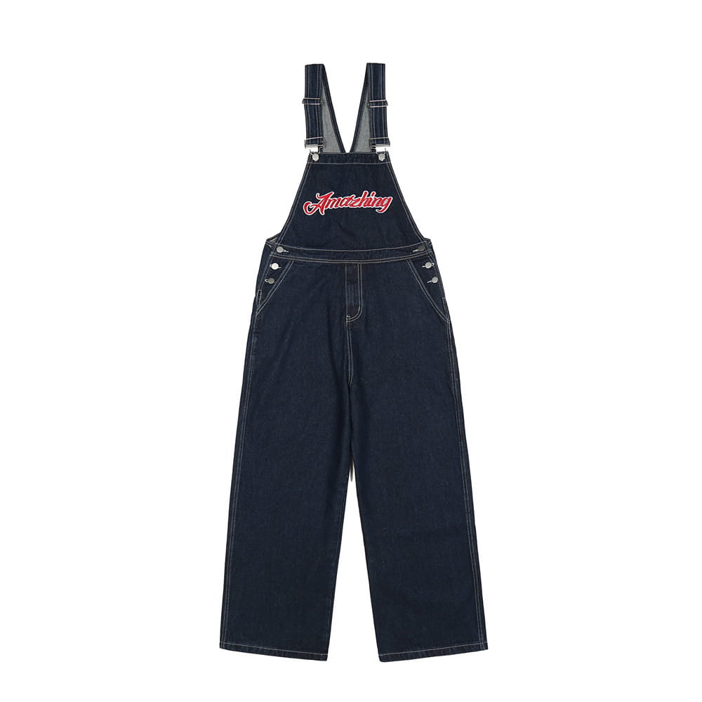 Herren bestickte dunkelblaue Jeanslatzhose mit rot bestickter Beschriftung über der Brust.