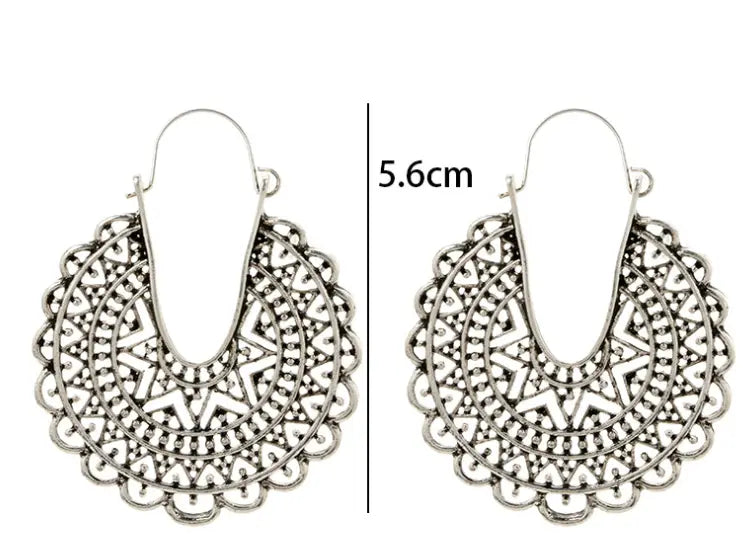 silberfarbene Filigran-Mandala-Creolen im Crescent-Stil mit kunstvoll gestalteten Mandala-Mustern und einer filigranen Ausführung im Vintage-inspirierten Stil.