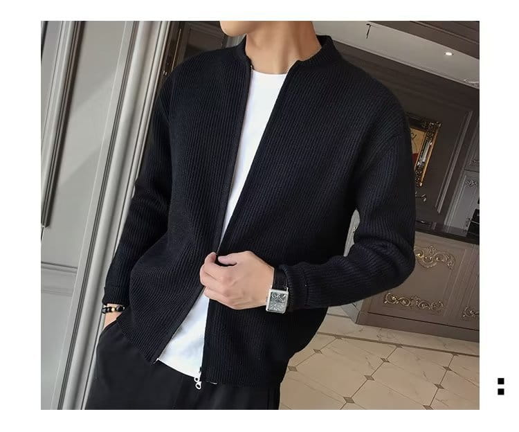 Herren-Slim-Fit-Strickcardigan mit Reißverschluss aus schwarzer gerippter Strickware, von der Rückseite dargestellt.