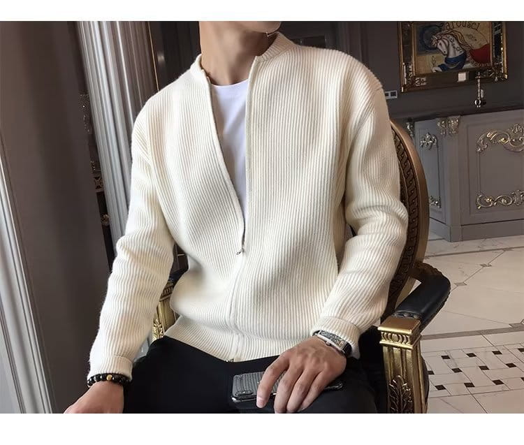 Herren-Slim-Fit-Strickcardigan mit Reißverschluss in der Farbe Creme mit gerippter Strickstruktur, Stehkragen und langen Ärmeln.