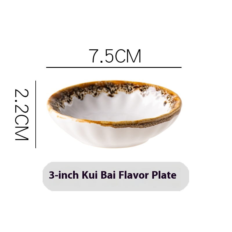 Un petit bol à condiments en céramique blanche, avec une bordure brune texturée et des bords cannelés, peint à la main pour servir des en-cas.
