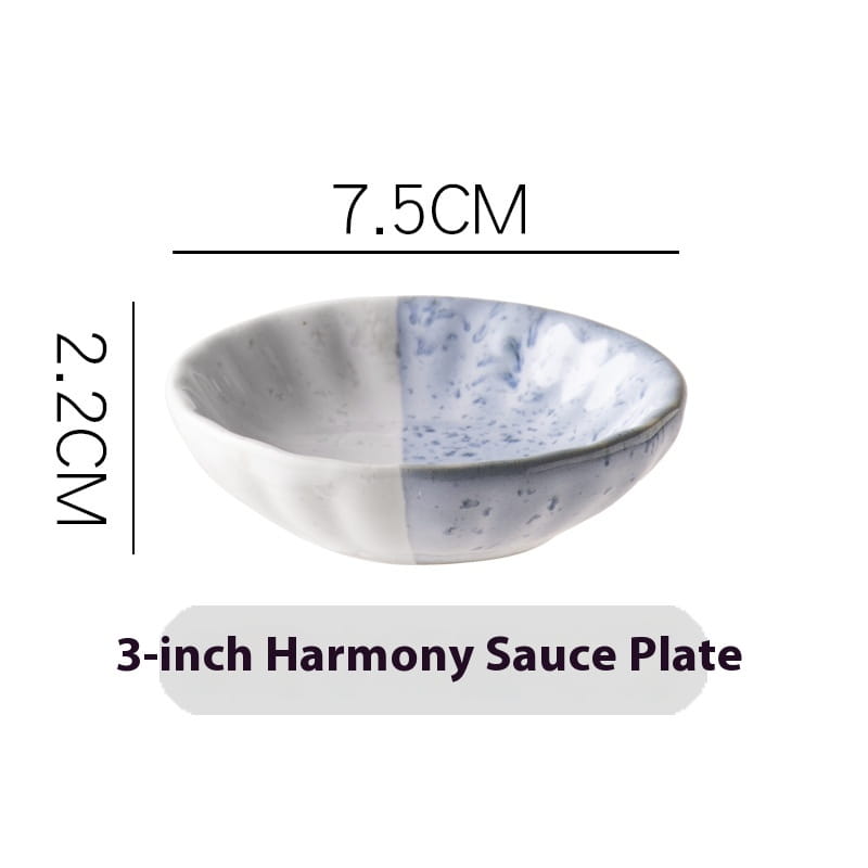 Une assiette à sauce en céramique, avec un motif bicolore peint à la main en blanc et bleu-gris moucheté, destinée à servir de bols à condiments et de plats pour en-cas.