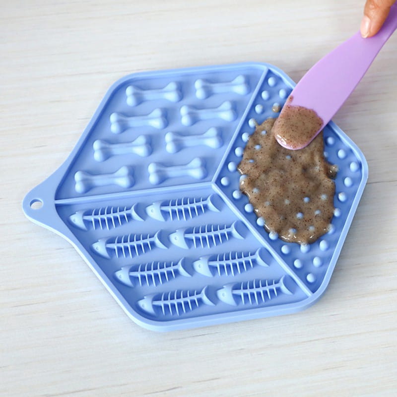 Hellblaues Silikon-Geduld-„Dog Lick“-Mattenpuzzle als Futterunterlage mit Knochen- und Fischskelettmustern, ausgelegt für Training und Fütterung von Haustieren.