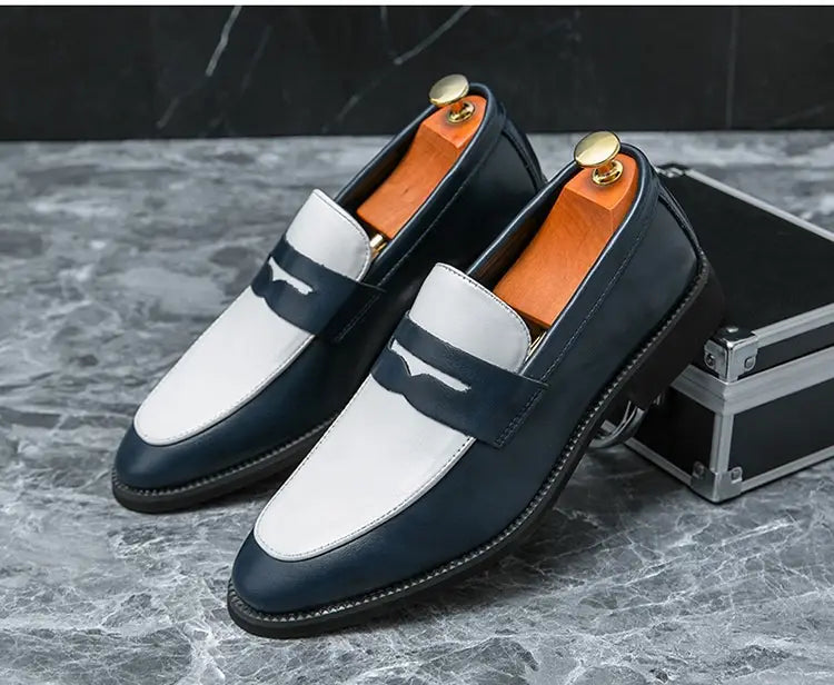 Mocassins en cuir bicolores bleu marine et blanc avec un design classique à enfiler, pour un usage décontracté.