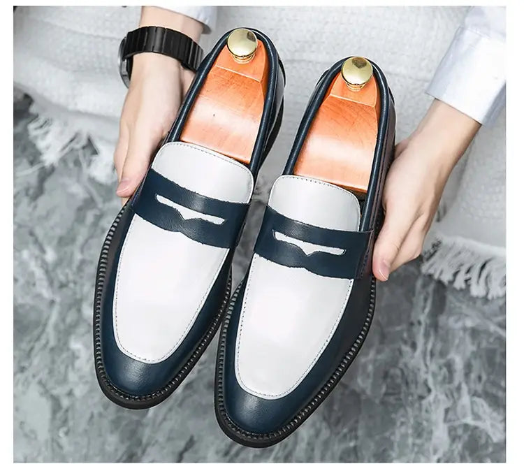 Chaussures mocassins en cuir bicolore à enfiler, style décontracté, présentant un cuir noir et blanc avec une lanière contrastante bleu marine sur l’avant-pied.