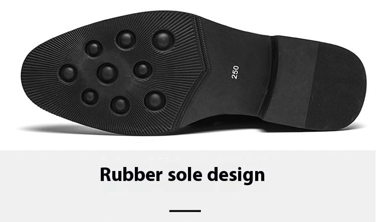 Semelle en caoutchouc noir avec un motif de crampons circulaires texturé sur la face arrière des mocassins en cuir bicolores, chaussures décontractées à enfiler