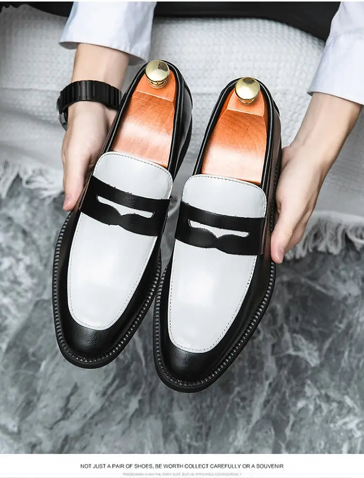 Chaussures mocassins en cuir bicolore noir et blanc à enfiler, avec un design classique.
