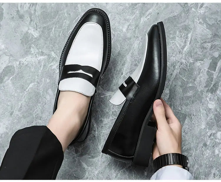 Mocassins en cuir bicolores noir et blanc au design épuré et minimaliste pour un port décontracté à enfiler