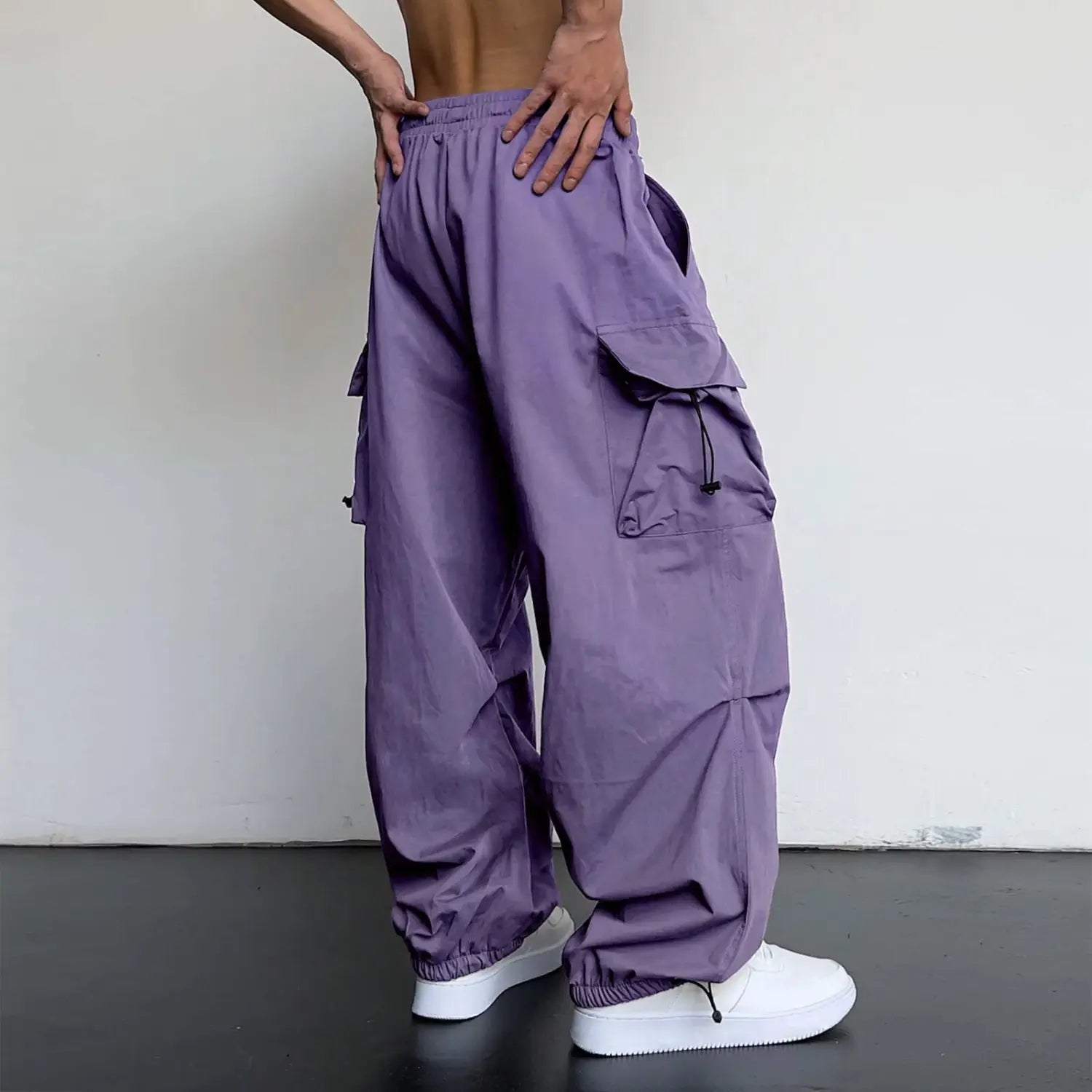 pantalon cargo violet à séchage rapide pour hommes, avec de nombreuses poches, jambe ample et poignets élastiques, conçu pour le confort et la fonctionnalité
