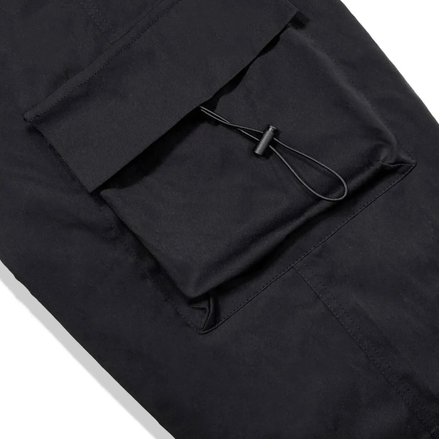 pantalon cargo noir à séchage rapide pour hommes, fabriqué dans un tissu durable, avec de nombreuses poches maintenues par des cordons, et une coupe à jambe ample