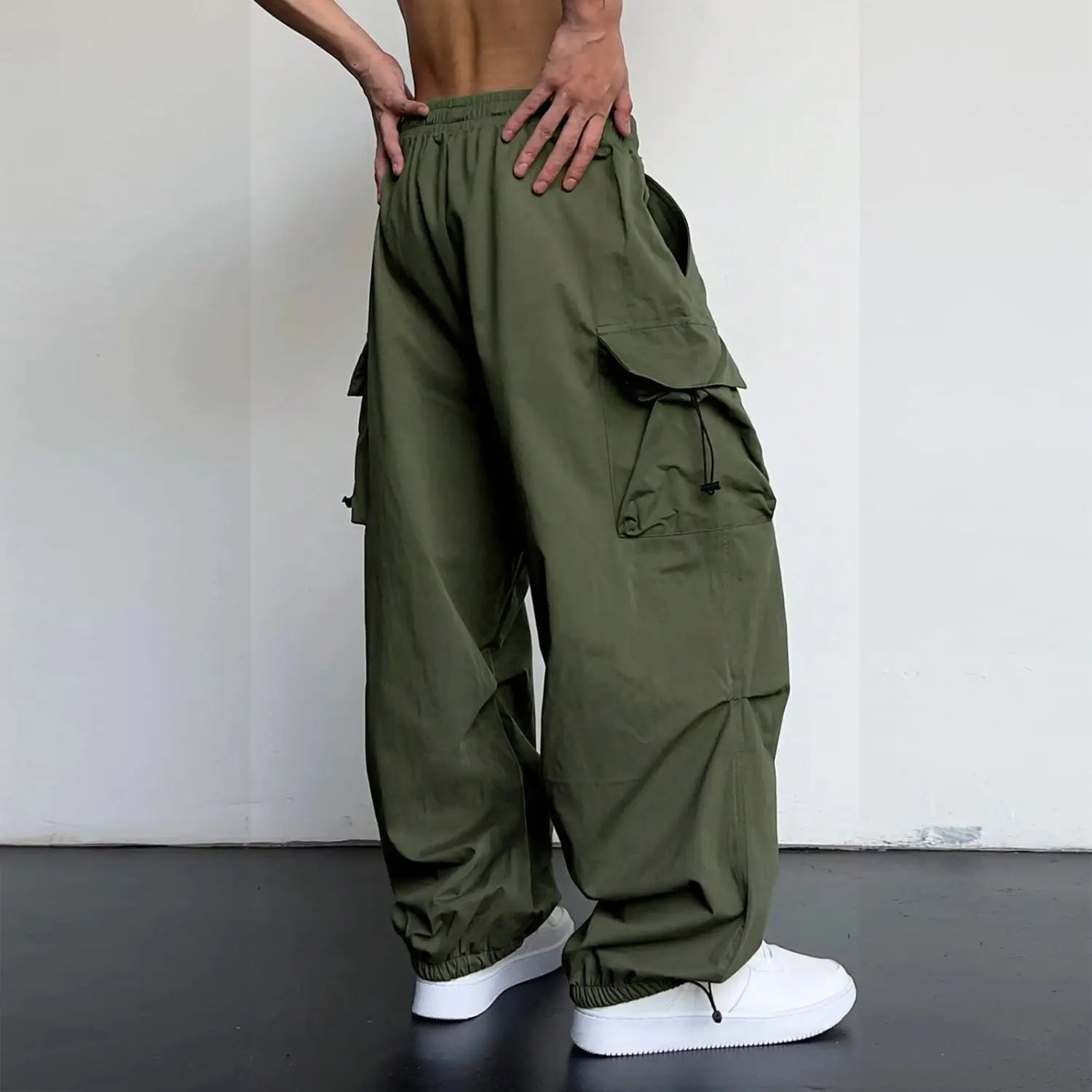 pantalon cargo à séchage rapide vert olive pour hommes, avec de nombreuses poches, jambe ample et poignets élastiques, pour une tenue extérieure confortable.