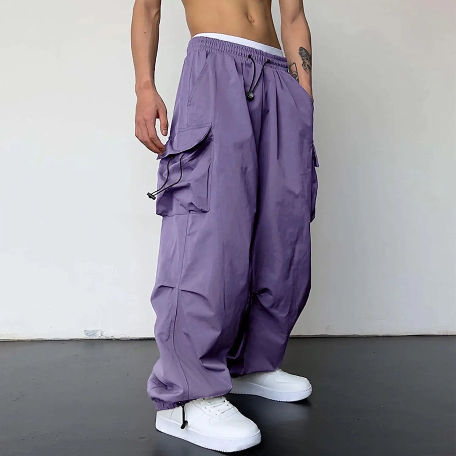 pantalon cargo à séchage rapide violet pour hommes, avec une taille élastique munie d’un cordon de serrage et de multiples poches latérales, dans une coupe décontractée à jambe ample.