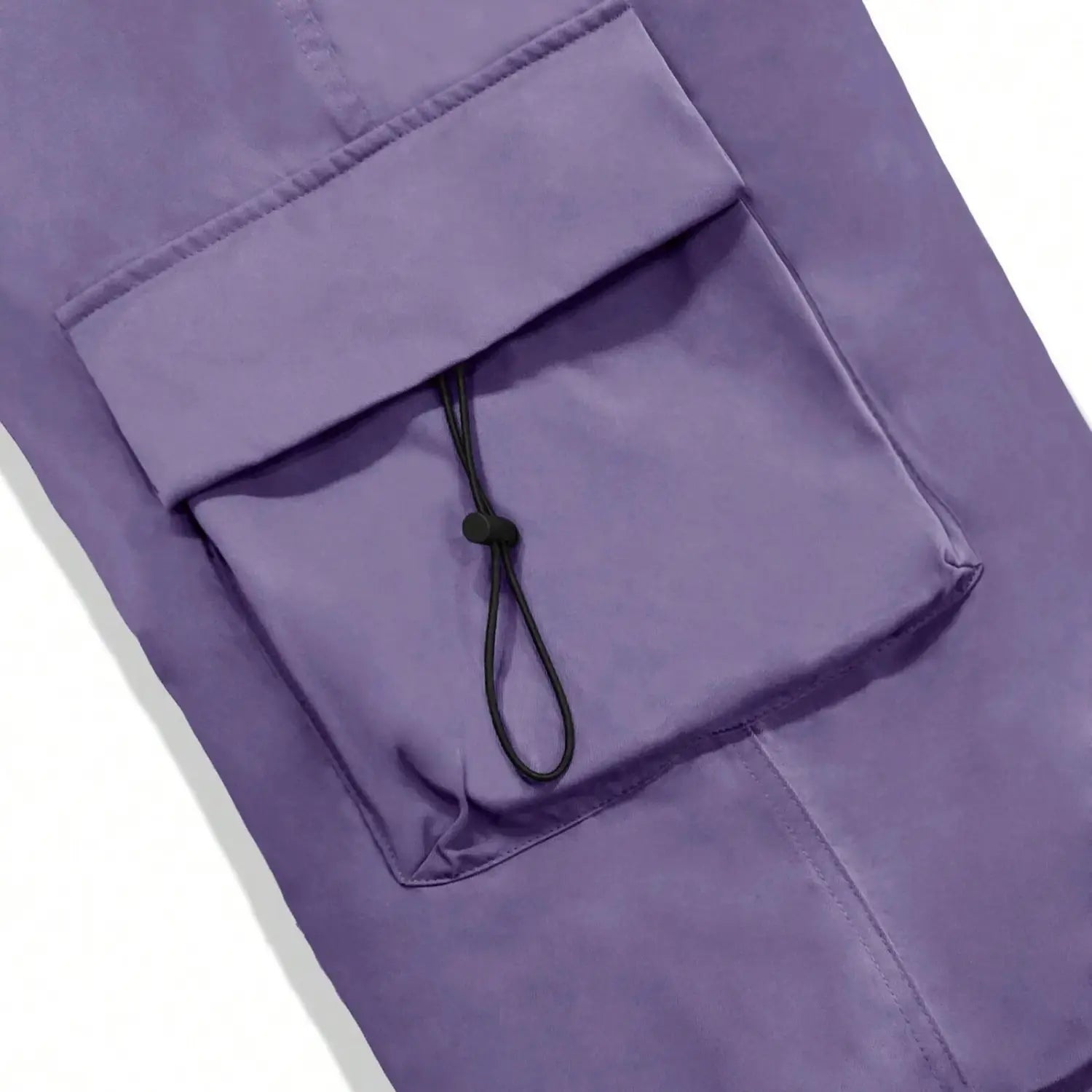 pantalon cargo violet à séchage rapide pour hommes, coupe à jambe ample, avec une grande poche à rabat maintenue par un cordon de serrage noir.