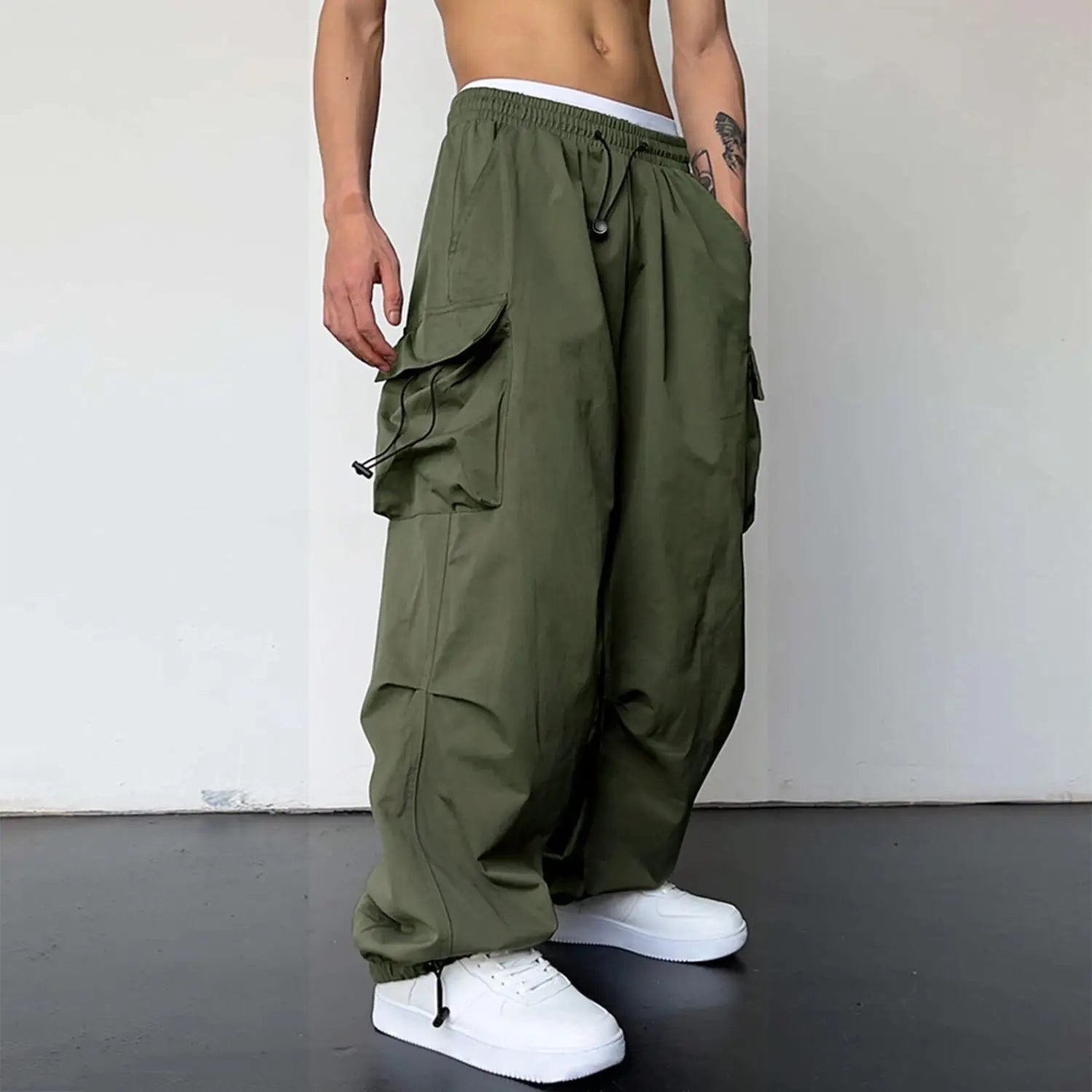 pantalon cargo vert olive à séchage rapide pour hommes, avec une coupe à jambe ample, de multiples poches latérales et une taille à cordon de serrage