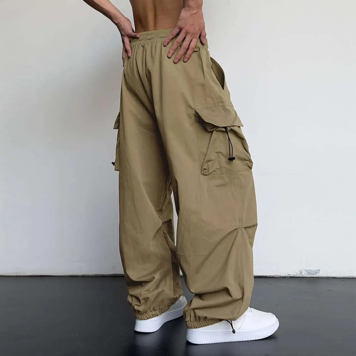 pantalon cargo kaki à séchage rapide pour hommes, avec de multiples poches, poignets élastiques, coupe à jambe ample et taille à cordon de serrage.