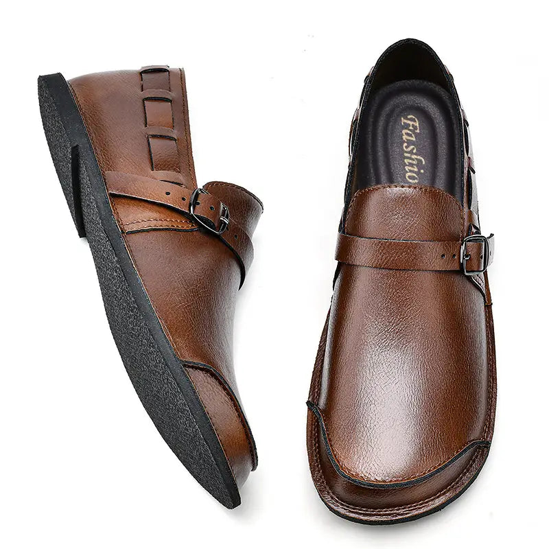 Chaussures mocassins décontractées en cuir pour hommes à enfiler avec boucle, en cuir marron, avec une seule sangle à boucle et une semelle en caoutchouc noir.