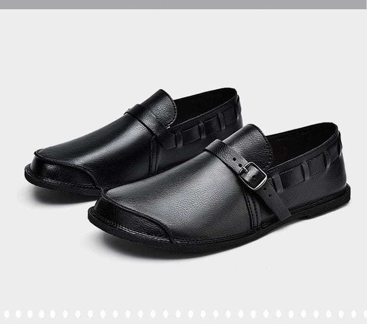 Mocassins décontractés à enfiler en cuir noir pour hommes avec sangle à boucle et finitions cousues.