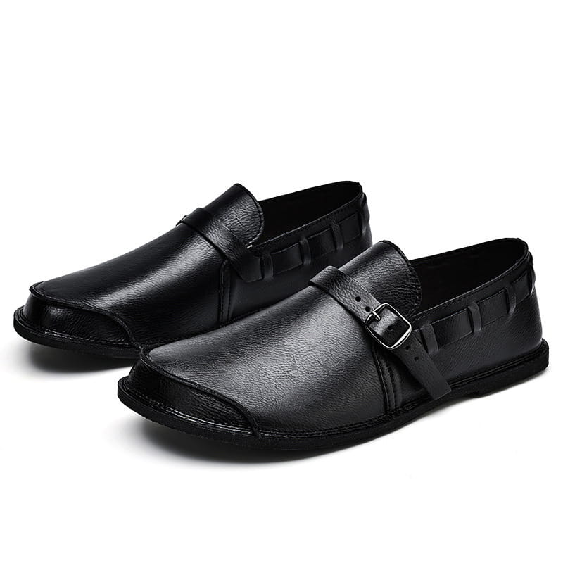 Mocassins à enfiler en cuir noir avec sangle à boucle et panneaux latéraux texturés, conçus pour une tenue décontractée pour hommes.