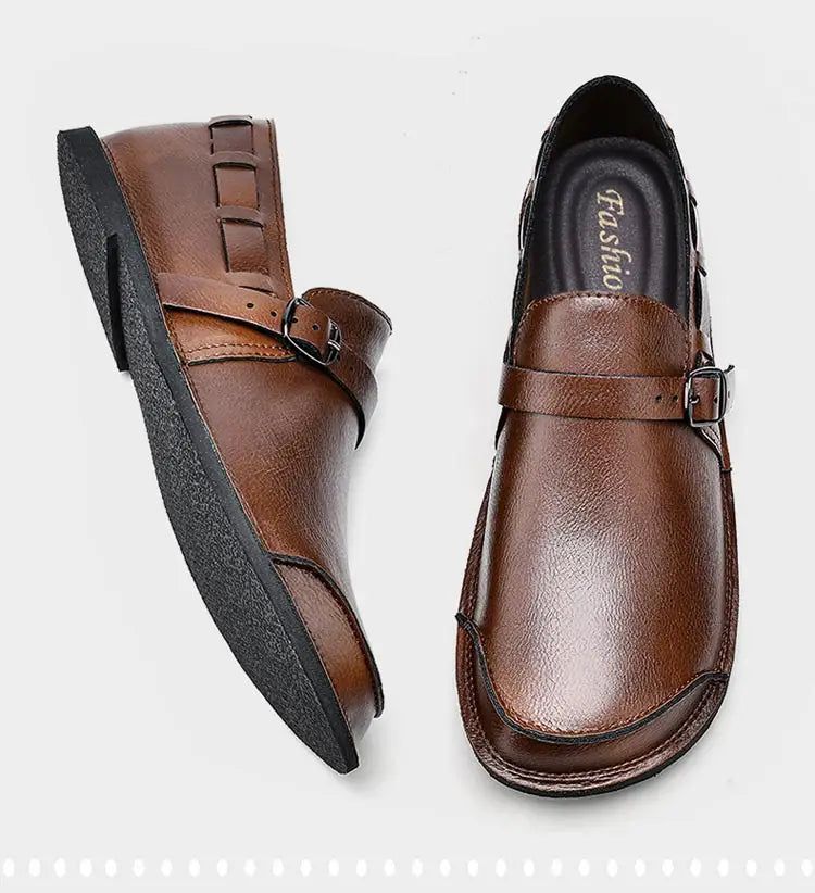 Mocassins à enfiler en cuir marron pour hommes, style mocassin, avec sangle à boucle et semelle en caoutchouc noir, pour un usage décontracté.