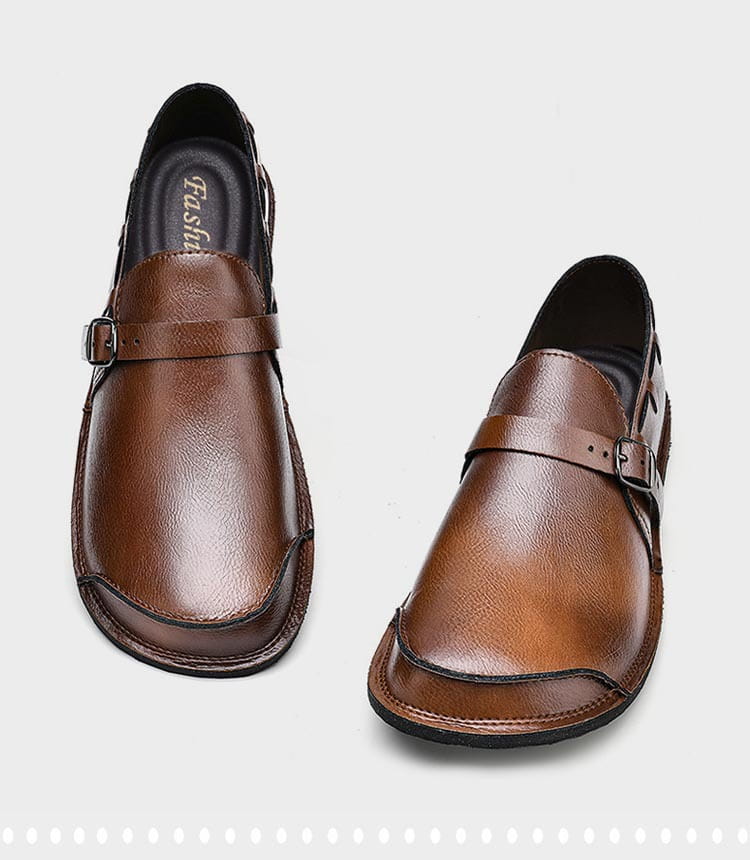 Mocassins à enfiler en cuir marron pour hommes présentant une seule sangle à boucle conçue pour une tenue décontractée.