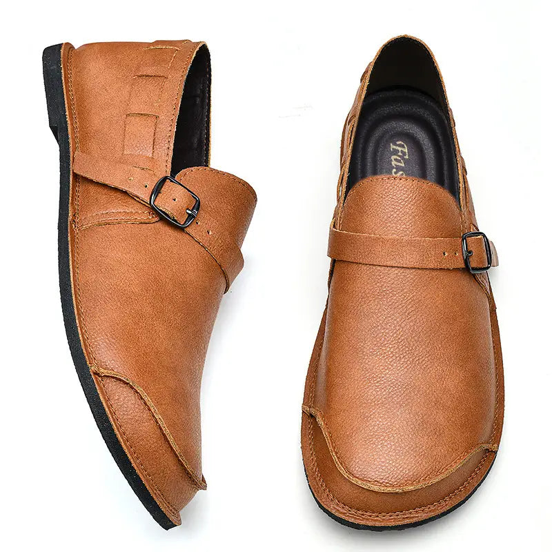 Mocassins à enfiler décontractés en cuir camel pour hommes avec une seule sangle à boucle et des semelles en caoutchouc noir.