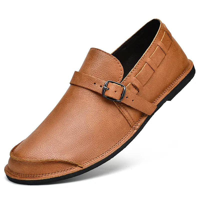 Mocassin à enfiler camel pour hommes avec sangle à boucle et semelle en caoutchouc noir, conçu pour un usage décontracté.