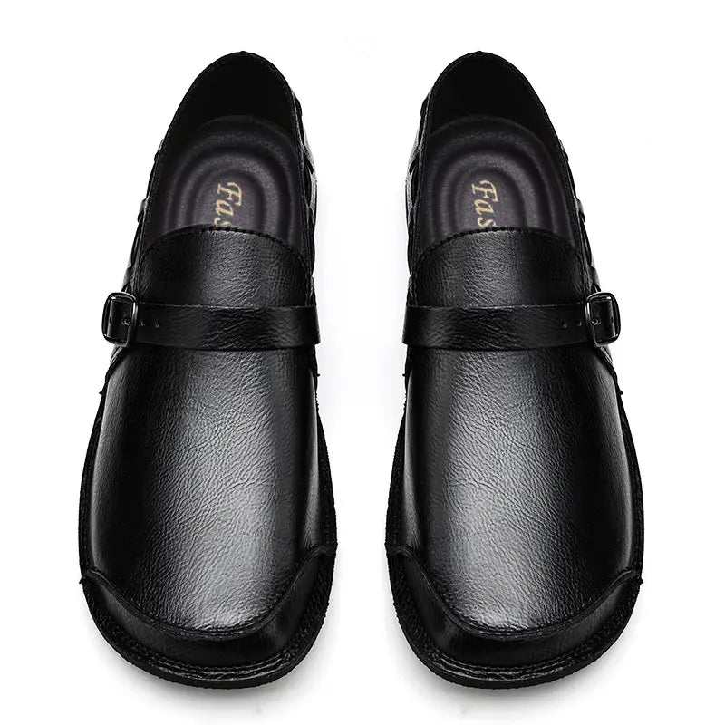 Mocassin noir en cuir pour hommes à enfiler, avec une seule sangle et une boucle sur l’empeigne, pour un usage décontracté.