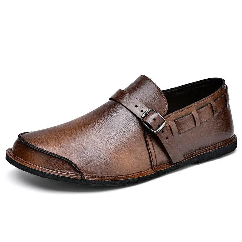 Mocassin marron en cuir pour hommes à enfiler, avec boucle argentée et finitions cousues pour une tenue décontractée.
