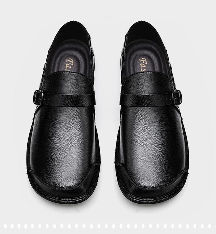 Mocassins en cuir noir pour hommes à enfiler, avec une conception minimaliste élégante et des boucles de sangle réglables adaptées à une tenue décontractée.