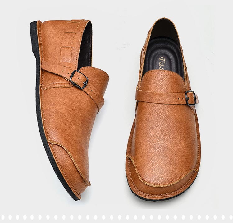 Chaussures mocassins décontractées à enfiler en cuir camel pour hommes, avec une seule sangle à boucle et des semelles en caoutchouc noir.