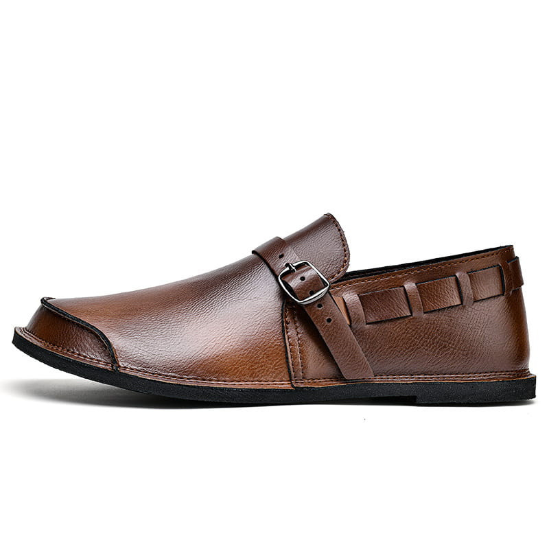 Mocassins à enfiler en cuir marron pour hommes avec boucle argentée et détail de sangle tressée pour un usage décontracté