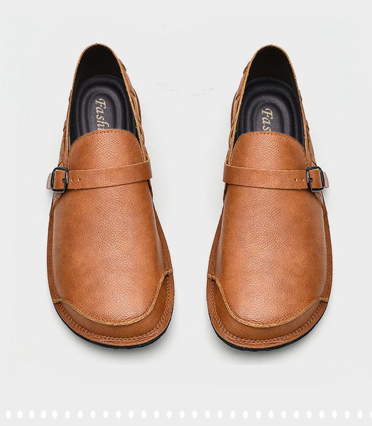 Mocassins à enfiler en cuir camel pour hommes avec une seule sangle à boucle sur l’empeigne, conçus comme des chaussures décontractées pour hommes