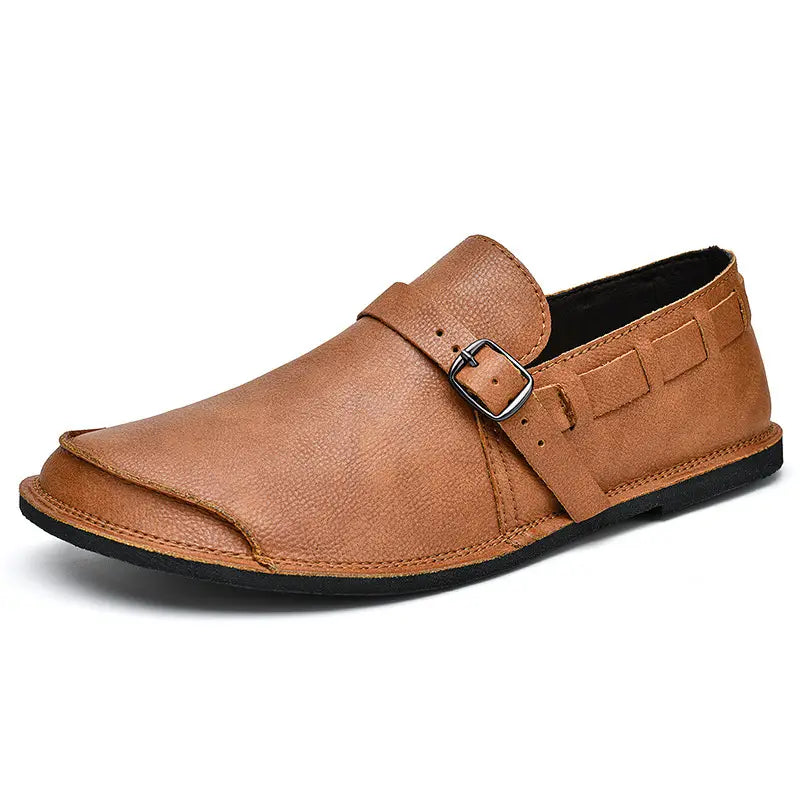 Mocassin à enfiler en cuir pour hommes, camel, avec boucle argentée et finitions cousues, conçu pour un usage décontracté.