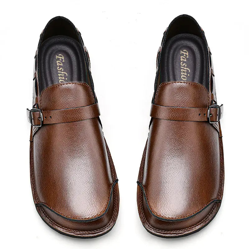 Mocassins à enfiler en cuir pour hommes, marron, avec une seule sangle à boucle sur l’empeigne en cuir.