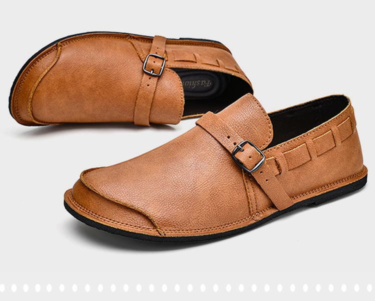 Mocassins à enfiler pour hommes en cuir camel : une seule sangle à boucle et finitions cousues, pour un usage décontracté.