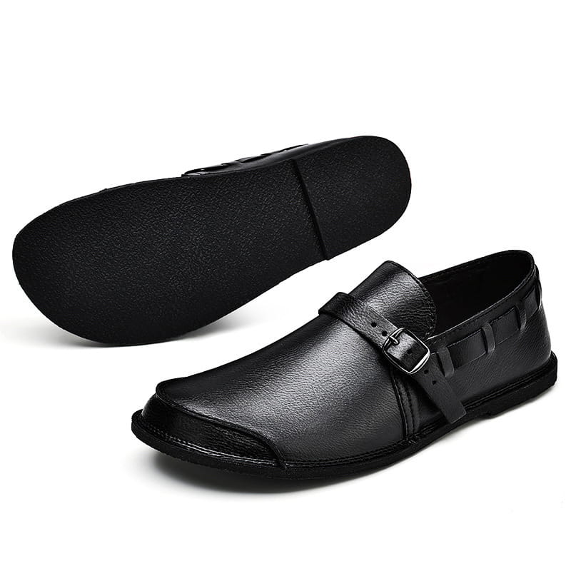 Mocassin à enfiler en cuir noir pour hommes, avec sangle à boucle et semelle texturée adaptée à une tenue décontractée.