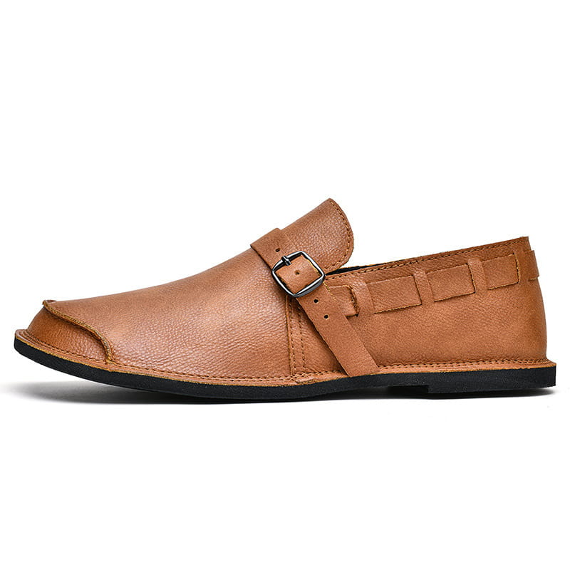Mocassin à enfiler en cuir camel pour hommes avec boucle argentée et détail de sangle tressée, conçu pour un usage décontracté.