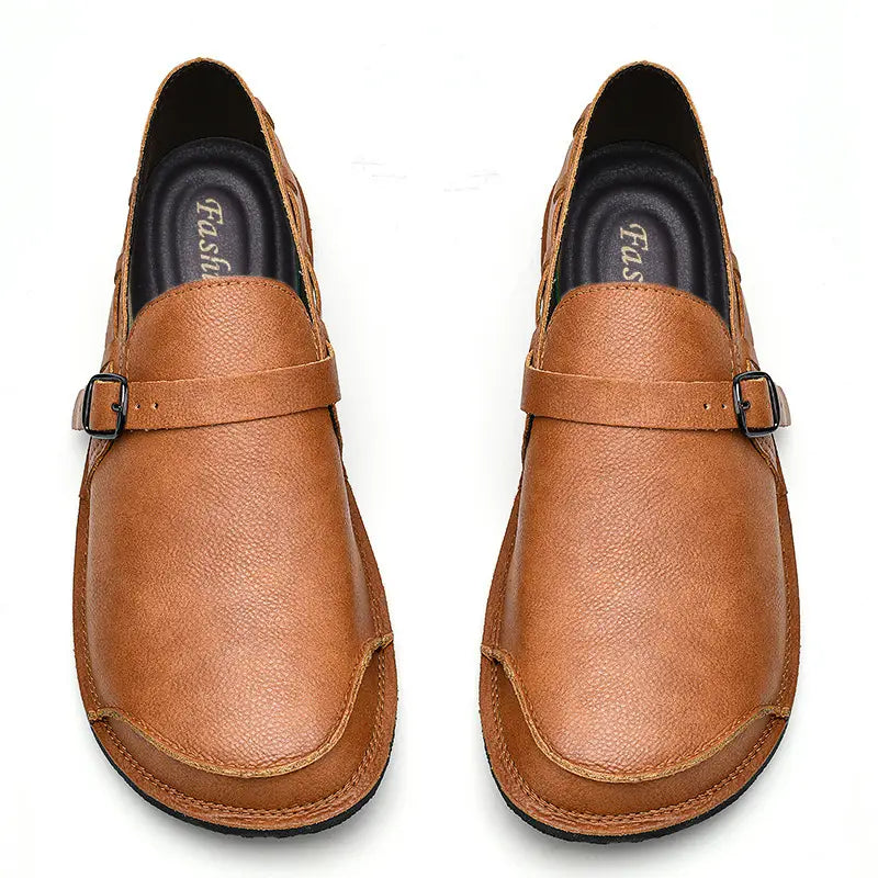 Mocassins à enfiler en cuir marron pour hommes, avec une sangle à boucle sur l’empeigne, conçus comme des mocassins à enfiler en cuir décontractés à boucle.