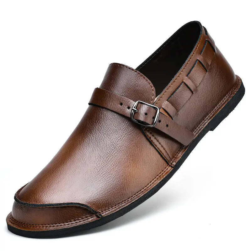 Mocassin à enfiler en cuir marron pour hommes, avec boucle argentée et détail de sangle tressée, pour un usage décontracté.