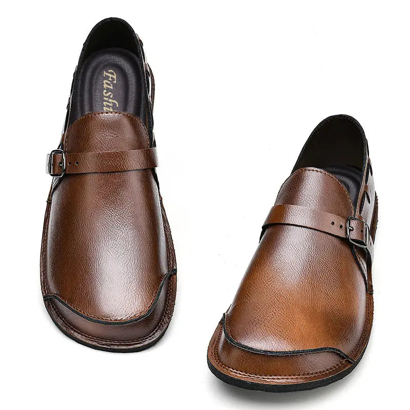 Mocassin à enfiler en cuir marron pour hommes, avec une seule sangle à boucle sur l’empeigne, en cuir.