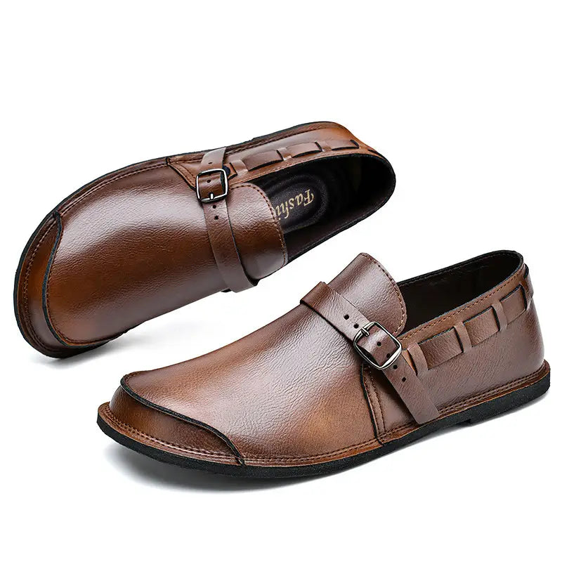 Mocassins à enfiler en cuir marron pour hommes, avec sangle à boucle et finitions tressées, conçus pour une tenue décontractée.