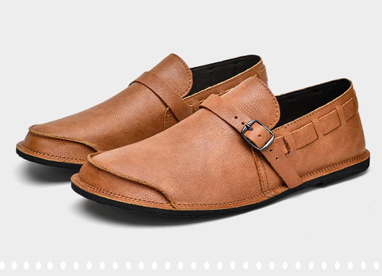 Mocassins à enfiler en cuir camel pour hommes avec sangle à boucle et semelles en caoutchouc noir, pour un usage décontracté.